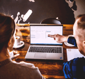 Analyse van 5 bedrijfsapplicaties op updates, beveiliging, AVG, gebruiksgemak en verouderde info met helder rapport en advies.